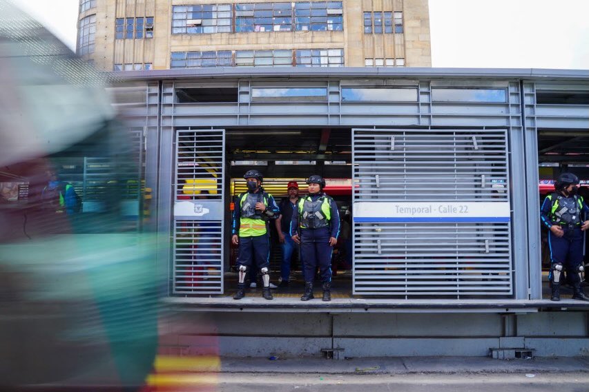 NotiBogota247's tweet photo. ¡Llegaron los guardas SUPER SAIYAJIN!🚨Militarizan @TransMilenio con “Escuadras Móviles”: tendrán casco, armadura y fuerte control. Los nuevos equipos ya recorren los buses de Bogotá reforzando la seguridad, atendiendo usuarios y vigilando la convivencia. La estrategia ya arrancó https://t.co/O5m1sVe58O