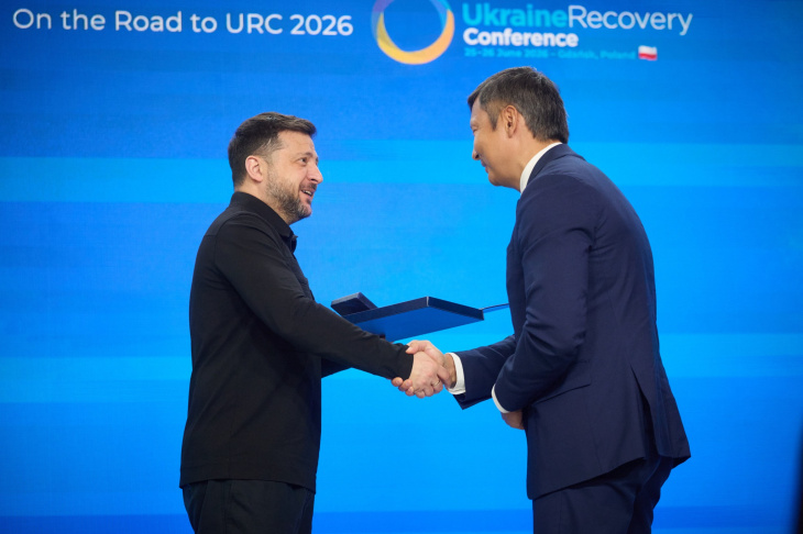 PropastopRus's tweet photo. 🇪🇪🇺🇦 После получения награды от Зеленского Михаил Кылварт стал мишенью «конституционной» петиции.

📌 Её автор — переехавший в Россию тиктокер, ранее заявлявший, что «Эстонии не будет».

Почему именно Кылварт вызвал такую реакцию — и что это говорит о кремлёвском влиянии в Эстонии? 👇

https://t.co/mYKyxJdEZE