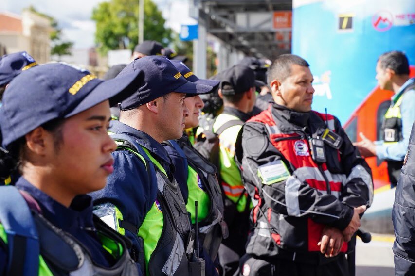 NotiBogota247's tweet photo. ¡Llegaron los guardas SUPER SAIYAJIN!🚨Militarizan @TransMilenio con “Escuadras Móviles”: tendrán casco, armadura y fuerte control. Los nuevos equipos ya recorren los buses de Bogotá reforzando la seguridad, atendiendo usuarios y vigilando la convivencia. La estrategia ya arrancó https://t.co/O5m1sVe58O