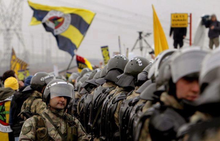 CubukluOniki's tweet photo. Bir İzmir'i bir de Fenerbahçe'yi akp asla ele geçiremedi, geçiremez.
Fenerbahçe başka hiçbir kulübe benzemez, biat etmez.
#AzizYıldırım başkanım kulübümüze hayırlı uğurlu olsun... https://t.co/EksIU2pe0B