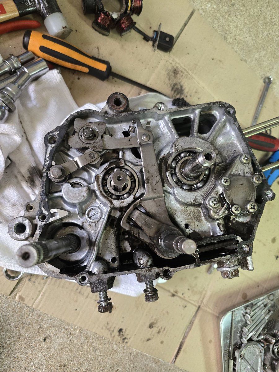 GPZ1000RR's tweet photo. エンジン分解着手
固着酷くて時間かかったけど分解完了
明日灯油でクランクケース洗浄開始！ https://t.co/yIDdy2KXDV