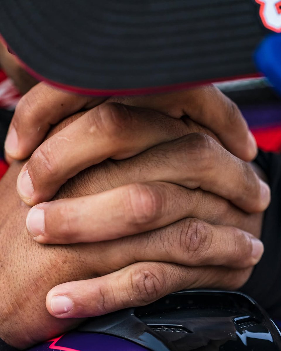 RubCanales's tweet photo. 📲 Comunicado oficial de Jorge Martín: "He perdido el control de la moto; lo más importante es que todos estamos bien".

➡️ "Quiero pedir disculpas a todos mis compañeros que se han visto involucrados en el incidente de hoy durante la primera vuelta de la carrera".

➡️ "He perdido el control de la moto y, por desgracia, eso ha provocado una caída múltiple que no he podido evitar. Lo más importante es que, gracias a Dios, todos estamos bien. En situaciones así, eso es lo único que realmente importa".

➡️ "Siento mucho las consecuencias que este accidente haya podido tener para ellos, sus equipos y sus carreras. Nunca quieres verte involucrado en una situación así".

➡️ "Gracias por todos los mensajes de apoyo, por la comprensión y por el respeto que me habéis mostrado hoy".

(89jorgemartin/IG) #MotoGP #HungarianGP 🇭🇺