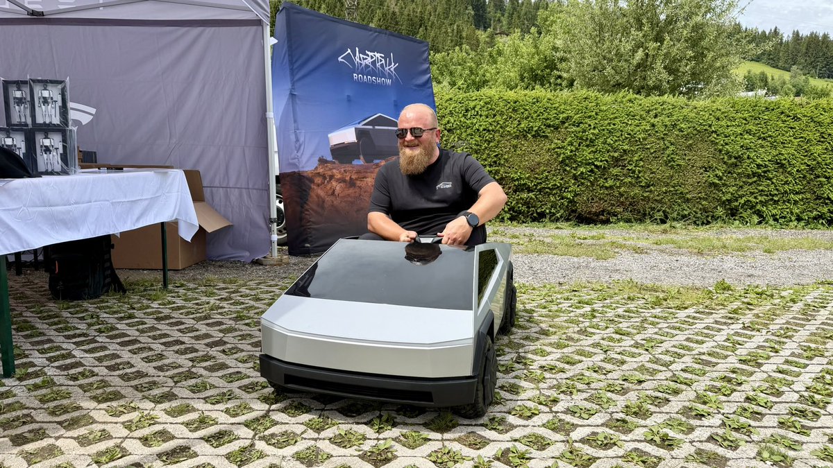 TeslaOwnersSLO's tweet photo. 2. Slovenski Tesla lastniki smo uradno najglasnejša skupina v Evropi (merjeno v decibelih navdušenja) 🥳 https://t.co/dM9TUP6sSE