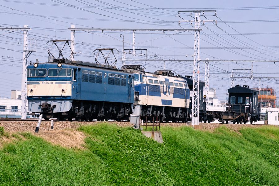 pepe5861's tweet photo. EF68の日…が無いので😅
#68号機の日 って事で(;^ω^)
EF65 68牽引　EF66 20の確か台検です。
吹田ー鷹取の運転だったかな？
初めて立花ー甲子園口の名撮影地へ向かいましたが駅から遠く靴を脱いで武庫川を渡った青春時代😅
「夏の日の1990」でした…。 https://t.co/M21G6MUYtC