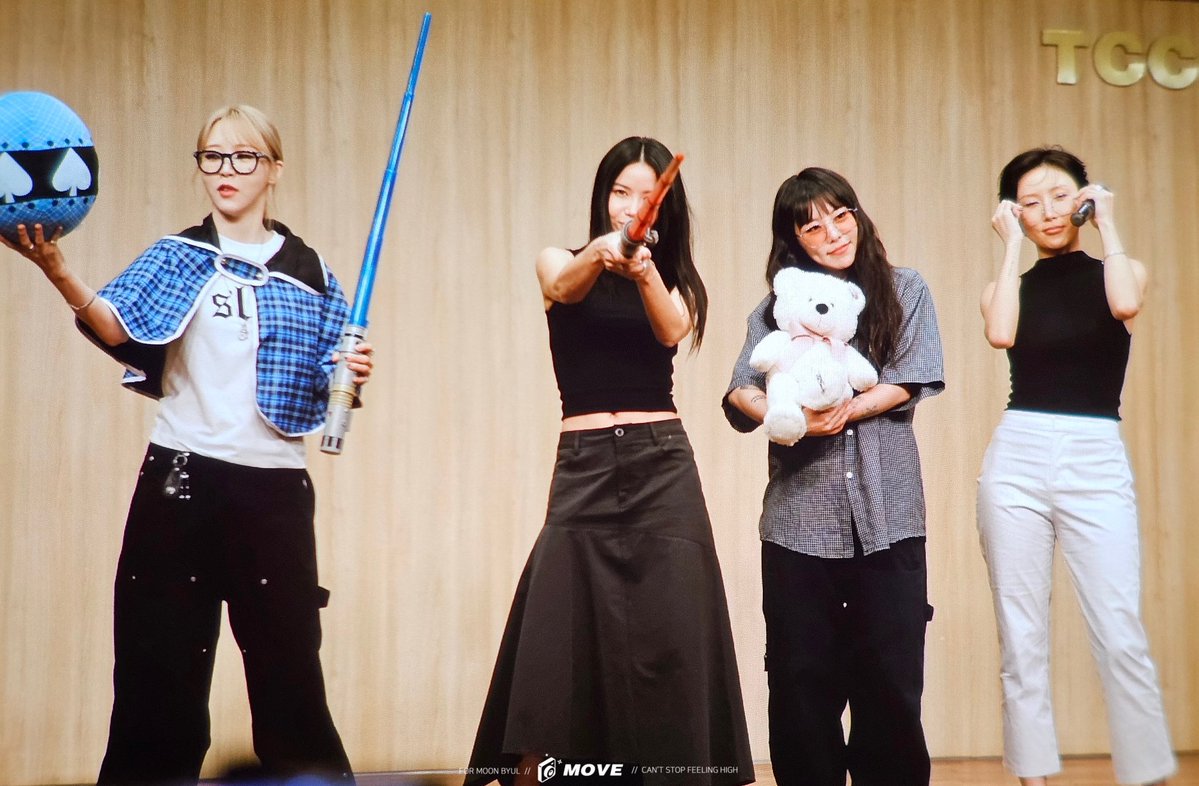 SolarInArabic1's tweet photo. 260607 || صور 📸
مامامو من حدث توقيع المعجبين اليوم.
~@RBW_MAMAMOO https://t.co/a5ND1QkrLp