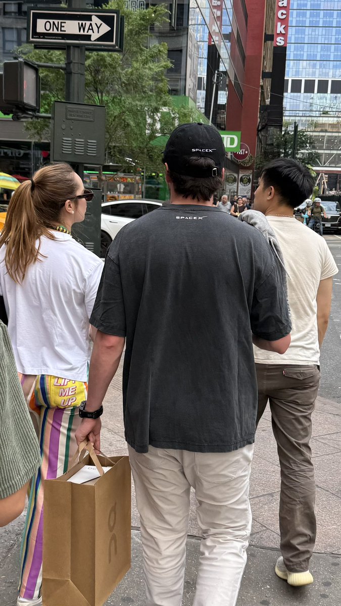 therealestmc's tweet photo. space X shirt + the matching fitted with an ON cloud bag = peak NY @MurrayHillGuy1 https://t.co/5VHyKBIA3t
