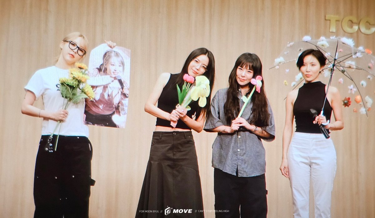 SolarInArabic1's tweet photo. 260607 || صور 📸
مامامو من حدث توقيع المعجبين اليوم.
~@RBW_MAMAMOO https://t.co/a5ND1QkrLp