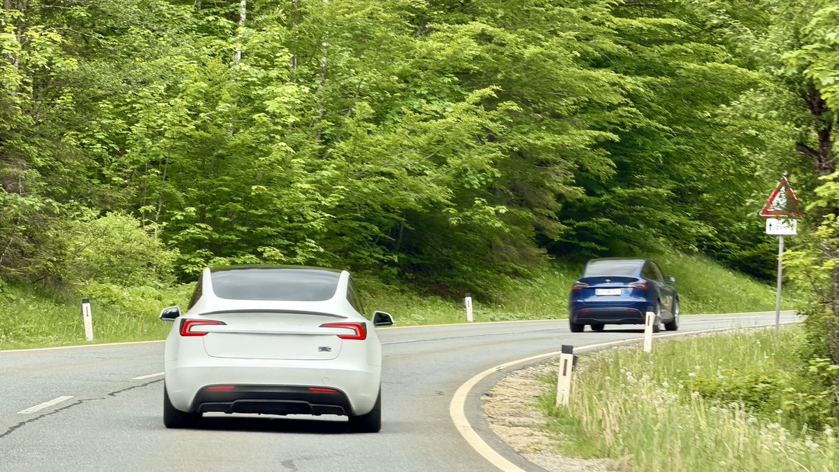 TeslaOwnersSLO's tweet photo. 3. Naša ekipa je ta vikend dokazala, da se da z enim polnjenjem preživeti cel vikend – čeprav smo trikrat šli na kavo in dvakrat na sladoled. https://t.co/nJJkY9Gg4C