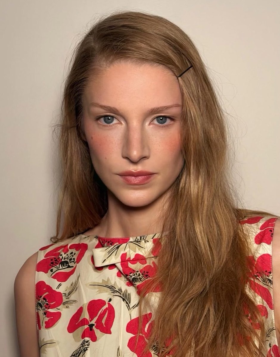 updatecharts's tweet photo. FACECARD! Hunter Schafer em nova foto. https://t.co/SZDPenOWF6