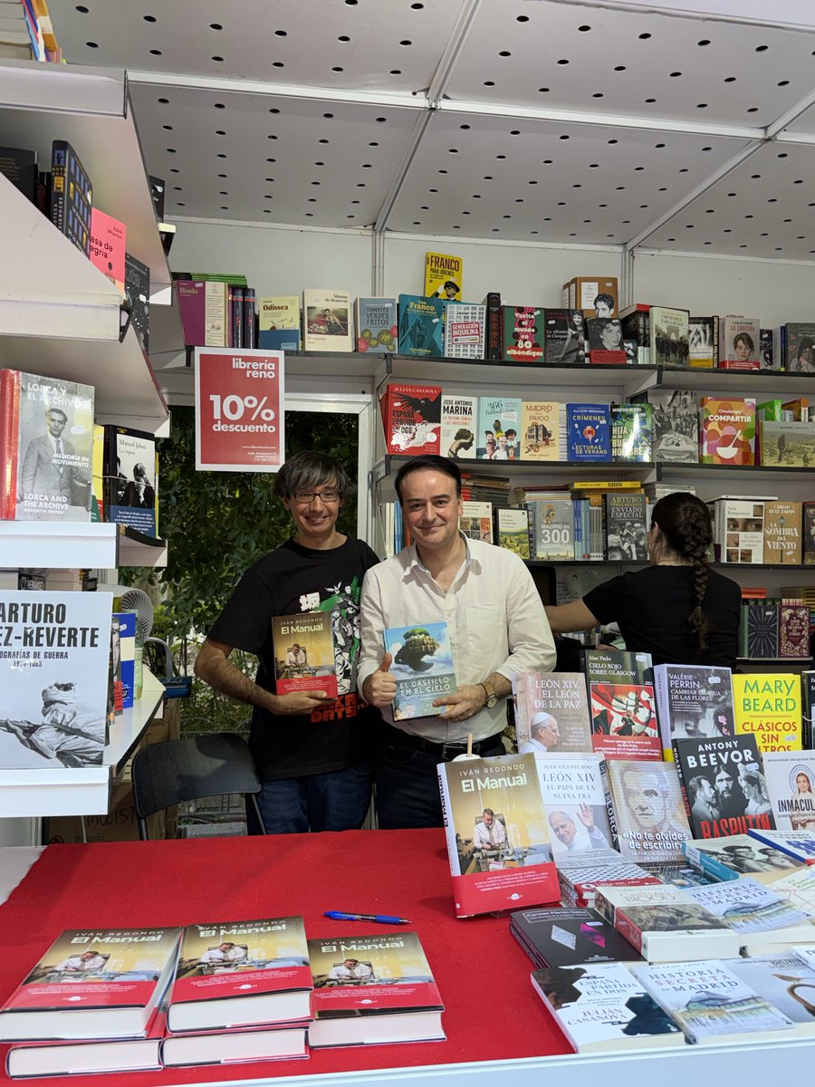 thewarroomblog's tweet photo. EL MANUAL ❤️ Muy emotiva y enriquecedora la Feria del Libro. Gracias por el cariño de todas las personas que os habéis acercado pidiéndome algo que lo reservo para mí. 
He conocido además a una gran persona @A1varoLopez  que tiene un libro único para los mangakas como un servidor cuyo prólogo es además de mi amigo @pvallin :  )