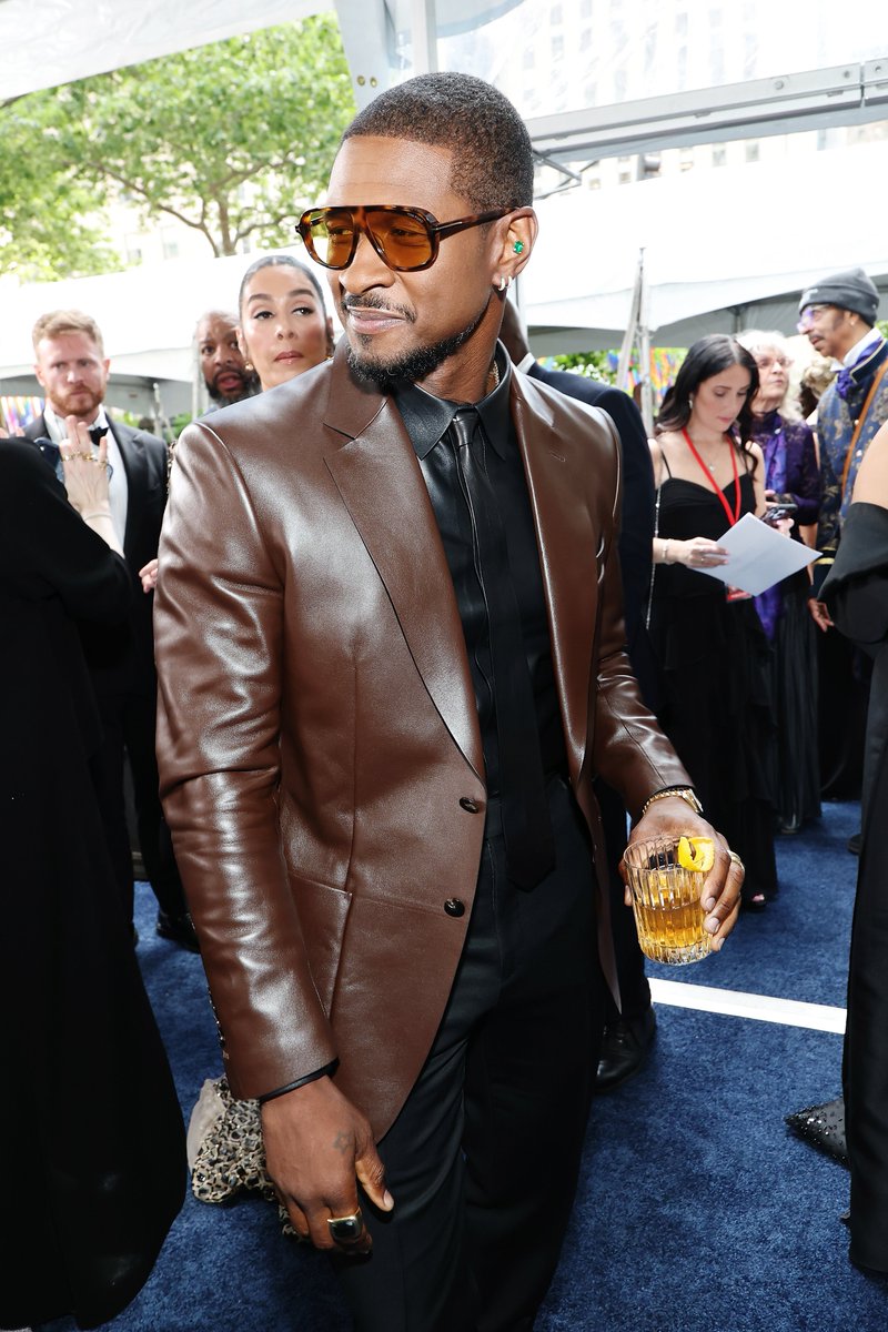 Variety's tweet photo. Usher arrives to the #Tonys https://t.co/uHLYlLOQSC