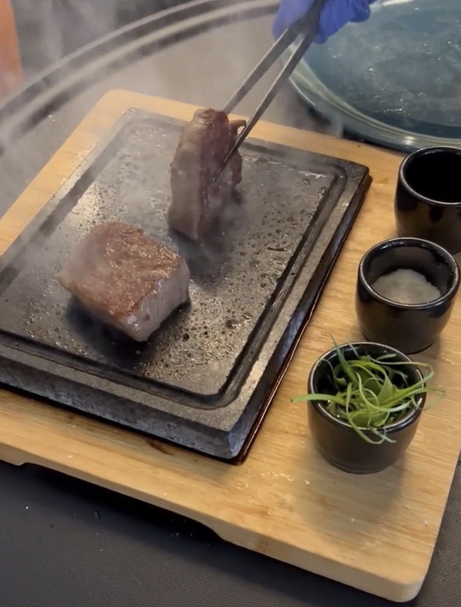 BenyPerri's tweet photo. Ayer salí a comer con una que conocí en Facebook, la llevé a comer carne Kobe y la muy india le tomó cómo 50 fotos al pinche corte, ahorita su Instagram está lleno de fotos y videos. Eso me pasa por salir con mujeres sin licenciatura. https://t.co/Ux3At5JScD