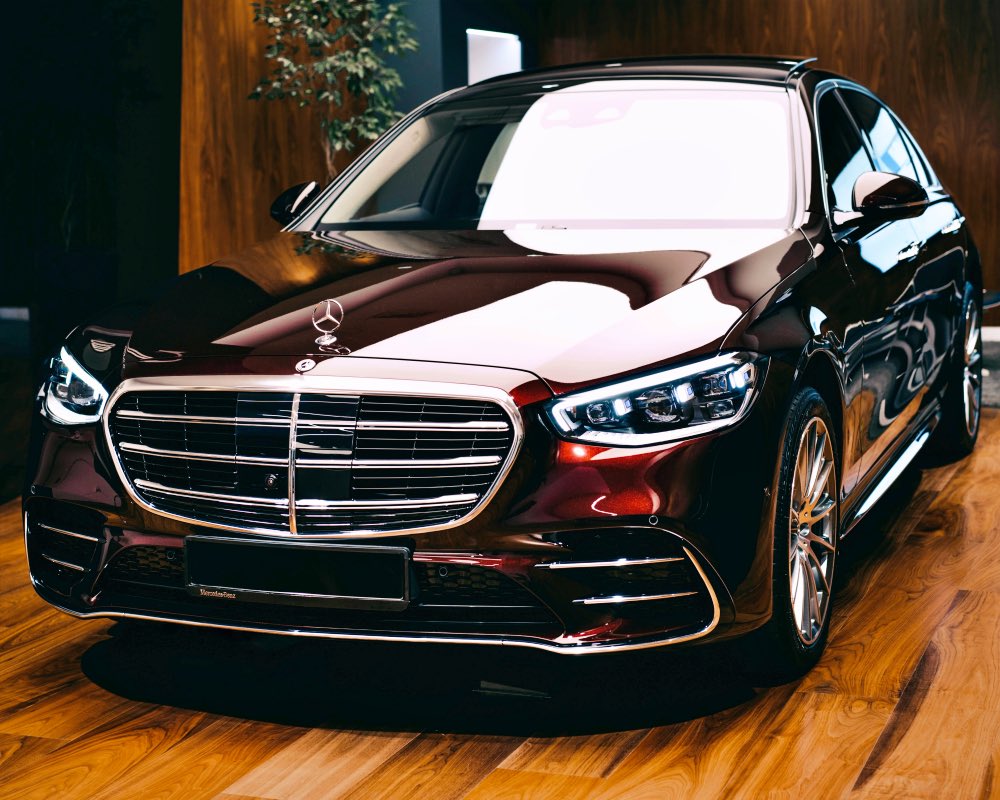 jurnalhabertr's tweet photo. Ersan Diamond, Mardinli milyoner tanıdığıyla yaşadığı bir anısını anlattı.

• Kıymetli bir abim vardı, bir gün kendisiyle Mercedes bayisine gittik. 

• Zar zor kullandığı bir araba vardı, 10 yaşında. 

• ⁠"Abi gel. Bir bayiye gidelim sana güzel bir araba alalım." dedim.

• ⁠Şimdinin 10.000 doları için pazarlıkla o arabayı almadı.

• ⁠Çok sonra kalp krizi geçirdi ve felç oldu.

• ⁠İki kızı var, milyonlar kaldı damada. 

• ⁠9 ayını özel, günlüğü belki şimdi 100-150 bin lira yazan bir hastanede geçirdi.

• ⁠Yanına gittiğimiz zaman sadece gözleri oynuyor, "Abi bir an önce iyileş, günlüğü 200 bin lira.” desem orada can verecek, güler misin ağlar mısın?

• ⁠İyileşti, bir tarafı tutmuyor. Şoför kapıda bekliyor, daha rahat bir araba aldılar Mercedes'ten. 

• ⁠Evine gittiğimde baktım, yine cıncık bir Mercedes.

• Dedim ki, “Ya Rabbi, sen yedirmeyi de nasip eyle."

(İzzet Çapa)