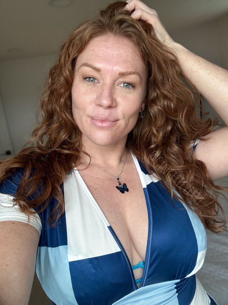 VeronicaJubiol's tweet photo. Someone said I should wear more blue 🦋 
Do you agree? 

#ladyinblue #thedress #gingerfever89 #freckles #curlyhair https://t.co/HKnx9exfCX
