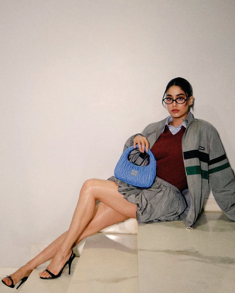 PunyaSukumar's tweet photo. #indianphotoshootz #indianactresses #JanhviKapoor #desigirl for more pics join https://t.co/Pv9kqtddUr https://t.co/PeiIs7HSll