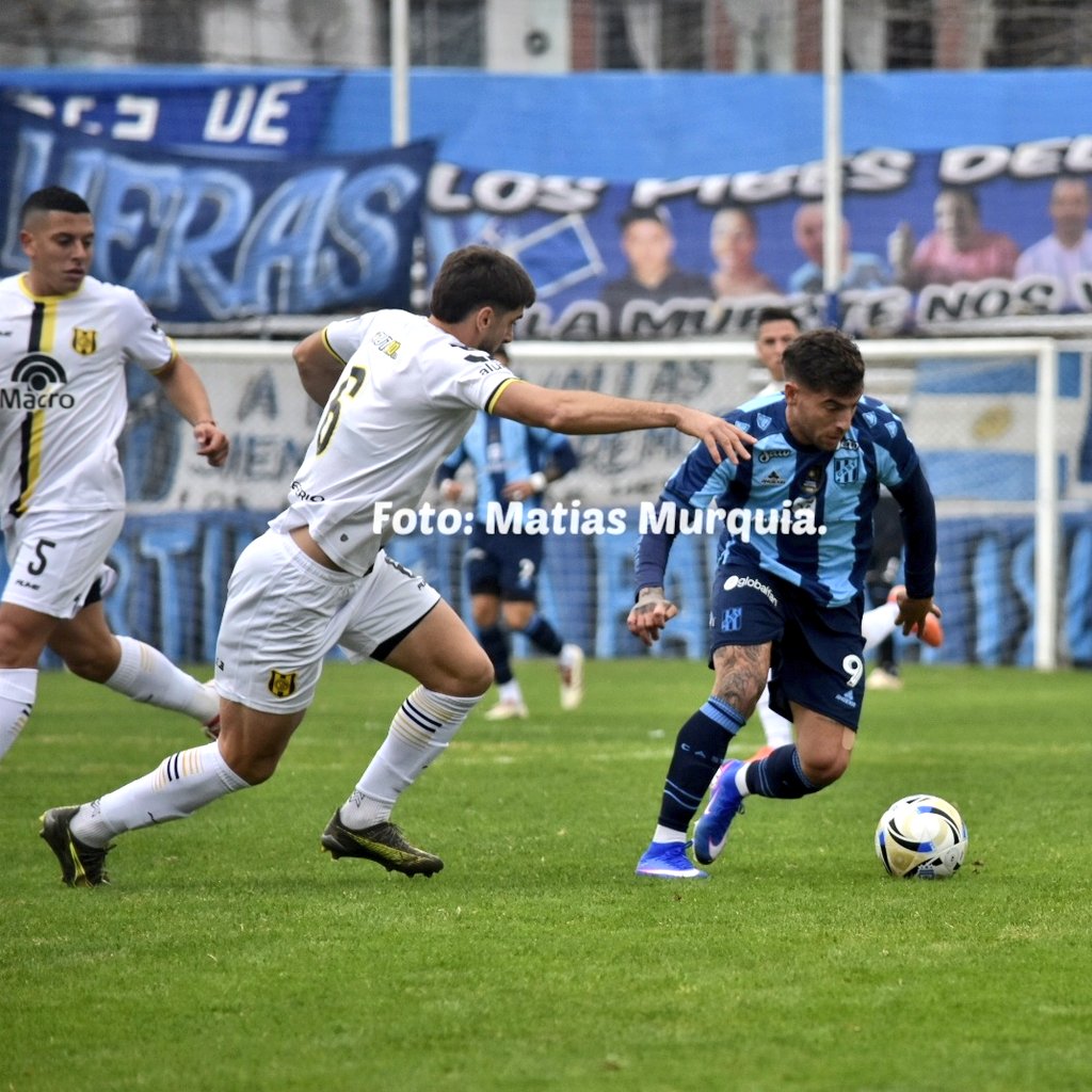 ElShowdelSur's tweet photo. No quiere entrar😩. #SanTelmo buscó la victoria los 90 minutos pero por impericia propia y un rival que jugó a no perder, no pudo quebrar el 0-0 ante Madryn.

😡Le anularon mal un gol por offside en el final.

👎Lleva 6 sin ganar con 528 minutos sin convertir

📸@MatiasMurquiaPH https://t.co/PM0ZnbYeWN