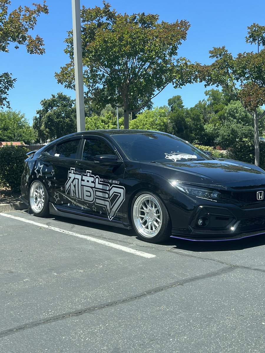 deathvow's tweet photo. MIKU CAR SPOTTED IN MY TOWN!!! https://t.co/1enlIrJcl2