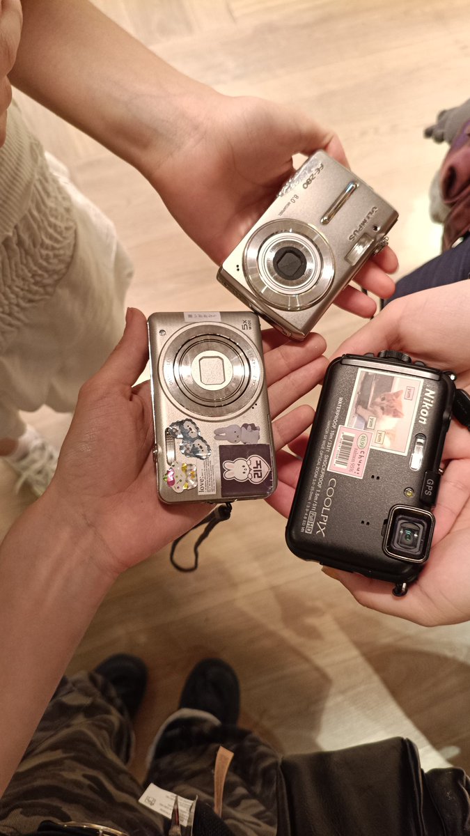 sanbaekhyuneee's tweet photo. digicam girlies https://t.co/wCklveM9oS