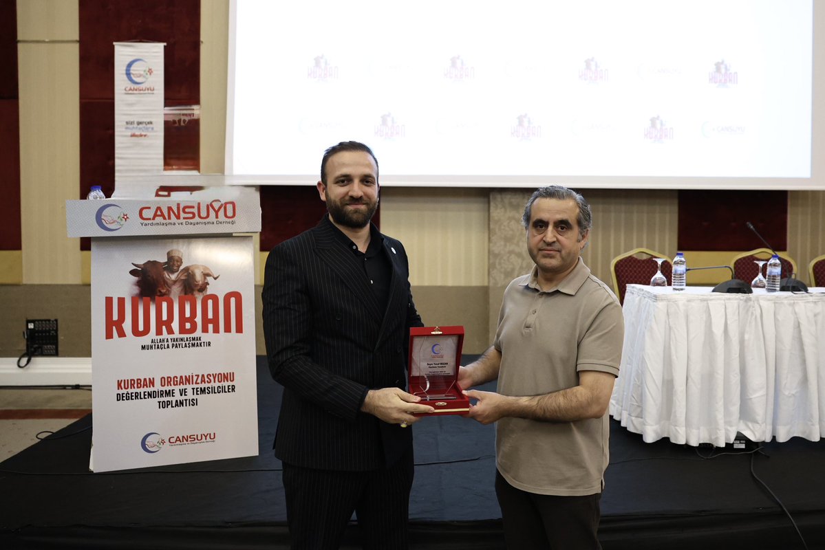 yusuf_bozan021's tweet photo. 🏆Cansuyu Kurban Organizasyonu Değerlendirme Toplantısı’nda, kurban bağış çalışmalarındaki başarımız dolayısıyla Diyarbakır Temsilciliği olarak Genel Merkezimiz tarafından plaketle onurlandırıldık.

@CansuyuDernegi 
@HASAN__YASAR https://t.co/bIuuK2sZok