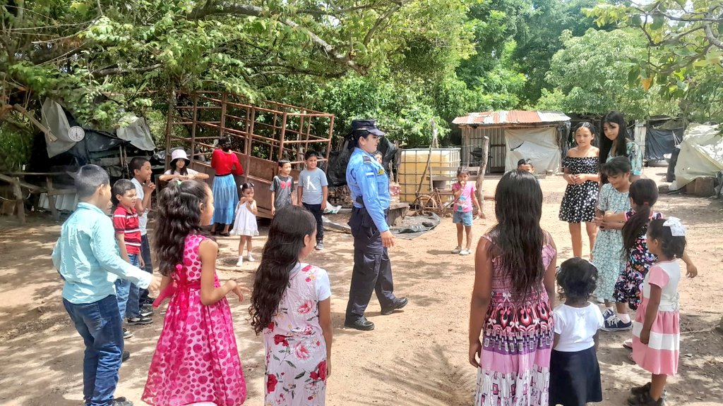 dnpsc_n's tweet photo. 👮‍♂️🏕️💙 La #DNPSC  a través de la Policía Escolar y el programa G.R.E.A.T., realizó un Campamento Lúdico Escolar en la aldea Agua Blanca, Cedros F.M., compartiendo momentos de aprendizaje, juegos y sana convivencia con niños y niñas de la comunidad. https://t.co/T0vW4Z7KEH