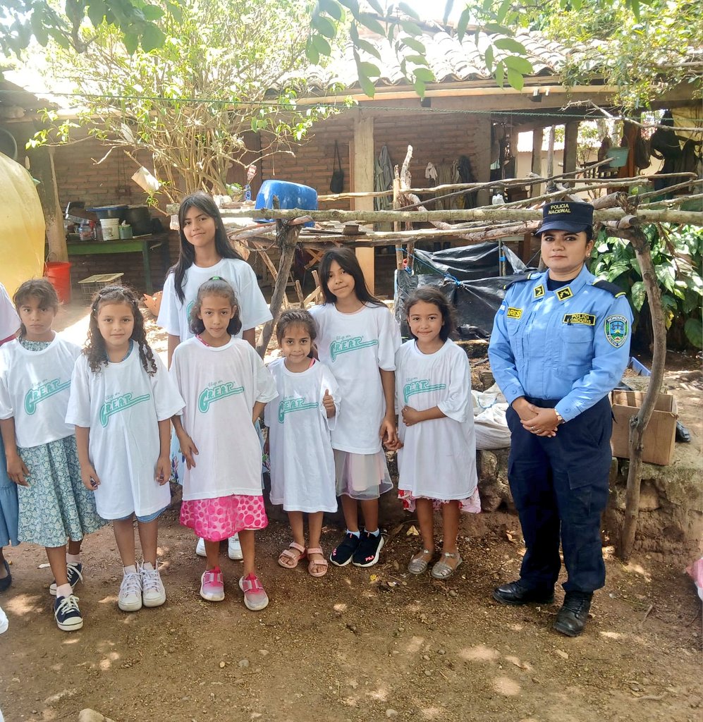 dnpsc_n's tweet photo. 👮‍♂️🏕️💙 La #DNPSC  a través de la Policía Escolar y el programa G.R.E.A.T., realizó un Campamento Lúdico Escolar en la aldea Agua Blanca, Cedros F.M., compartiendo momentos de aprendizaje, juegos y sana convivencia con niños y niñas de la comunidad. https://t.co/T0vW4Z7KEH
