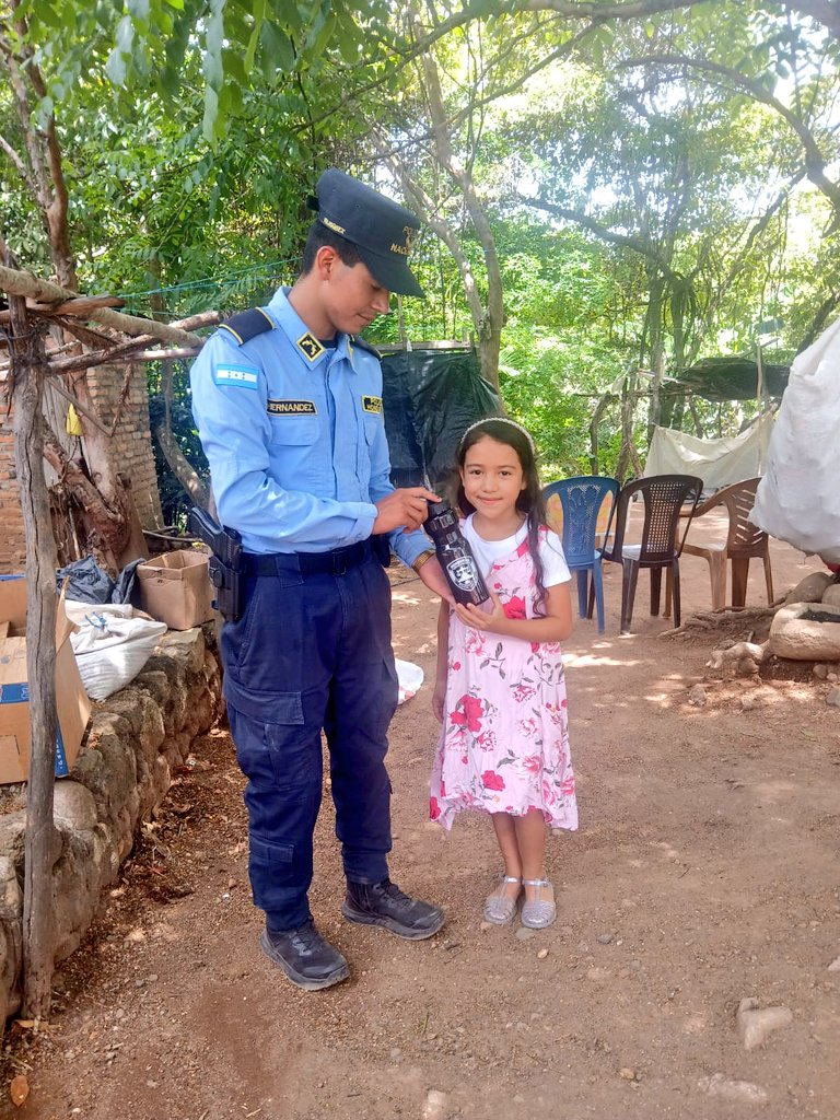 dnpsc_n's tweet photo. 👮‍♂️🏕️💙 La #DNPSC  a través de la Policía Escolar y el programa G.R.E.A.T., realizó un Campamento Lúdico Escolar en la aldea Agua Blanca, Cedros F.M., compartiendo momentos de aprendizaje, juegos y sana convivencia con niños y niñas de la comunidad. https://t.co/T0vW4Z7KEH