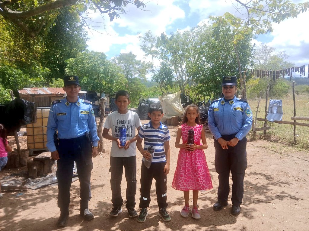 dnpsc_n's tweet photo. 👮‍♂️🏕️💙 La #DNPSC  a través de la Policía Escolar y el programa G.R.E.A.T., realizó un Campamento Lúdico Escolar en la aldea Agua Blanca, Cedros F.M., compartiendo momentos de aprendizaje, juegos y sana convivencia con niños y niñas de la comunidad. https://t.co/T0vW4Z7KEH