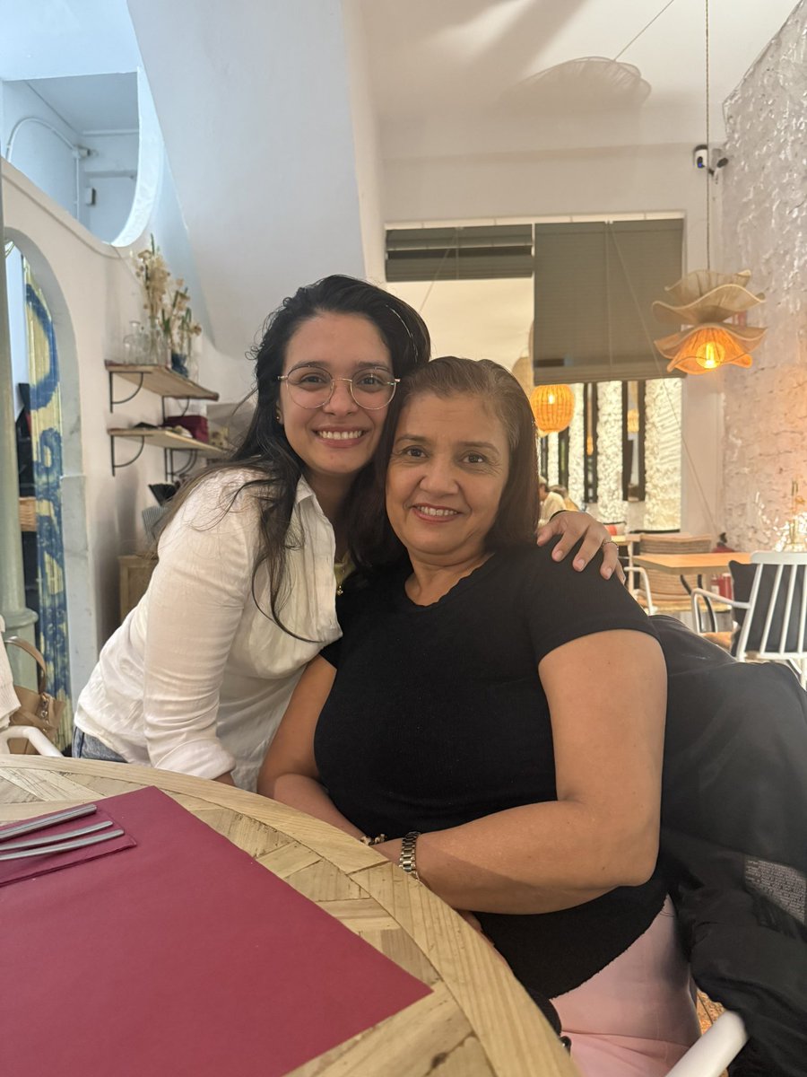 MissLi_'s tweet photo. Momento para apreciar a la persona que le debo todo. Siempre eterna mami. 🩷✨ https://t.co/k6VnKqO266