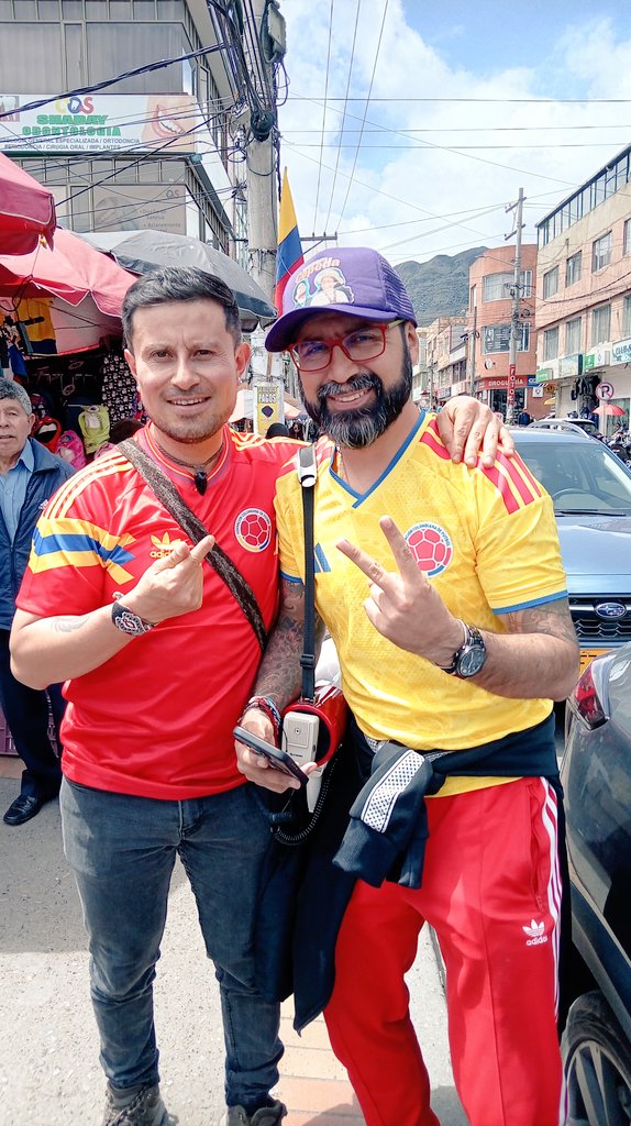 HenryGomezRed's tweet photo. @andrescamachom_  se la juega por la vida. Estuvimos acompañando la jornada de campaña en Usme, Alfonso López. Vamos a ganar en segunda vuelta.  #MeLaJuegoPorLaVida https://t.co/fVwEBmzUtQ