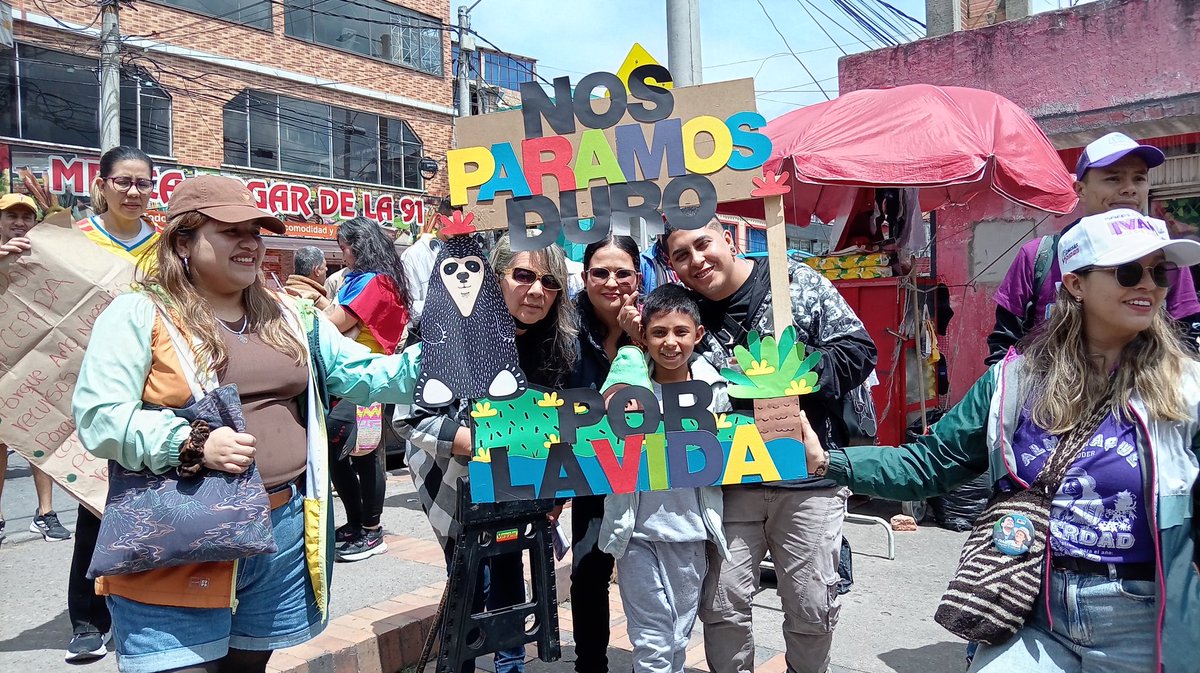HenryGomezRed's tweet photo. @andrescamachom_  se la juega por la vida. Estuvimos acompañando la jornada de campaña en Usme, Alfonso López. Vamos a ganar en segunda vuelta.  #MeLaJuegoPorLaVida https://t.co/fVwEBmzUtQ