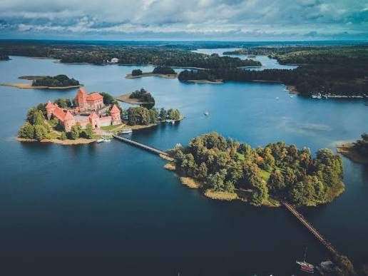 ademyildiz32's tweet photo. TRAKAİ GÖLÜ VE ATATÜRK!

Trakai 7-8 bin nüfusa sahip bir göl köyüdür. Bu yer Litvanya’da bulunmaktadır. Bir şekilde haritada bir kez bakmanızı öneririm. Baktığınızda Türk ve Müslüman dünyasıyla hiç ilgisi olmayan bir coğrafyada olduğunu göreceksiniz.

Bu coğrafyada yaklaşık altı yüz yıldır yaşayan, Musevi inancından olan (Yahudi değil) Karay Türkleri yaşamaktadır.

Büyük Litvanya Kralı Vytautas Kuman soyundan gelen Kırım Türklerine toprak vererek bu bölgeye yerleştirmiş. Buraya yerleşen Karay halkı o günden bu güne kültürünü, dilini ve kendine has yaşantısını sürdürmeye ve o bölgede asırlarca yaşamaya devam etmişlerdir.

Tarihsel süreçte ne Osmanlı ne de başkalarının bunlardan haberi olmuş. Ufak bir topluluk, uzak bir coğrafya... Eee, haliyle kimsenin umrunda değiller. Ta ki Prof. Oktay Sinanoğlu 1970'lerde Atom fiziğiyle alakalı bir toplantı için Litvanya'ya gidene kadar!

Toplantı sonrası Sinanoğlu'nun arkadaşı olan Profesör Yutsis, kendisini ilgisini çeker diye Trakai'ye götürüyor. Harika bir yer ve tarihi binalar... Sinanoğlu hayran kalıyor oraya. Orada köyün ihtiyar meclisinin başı olan aksakallı bir adamla tanışır ve köy hakkında konuşmaya başlarlar. Uzun uzun konuşurlar; hem de Türkçe!

Aksakallı, bakın Sinanoğlu'na neler söylemiş:

"Atatürk'ümüz zamanında Türkiye'den O'nun gönderdiği elçiler gelir; bize Türkçe dergiler, kitaplar getirirdi. Atatürk vefat etti, Türkiye'den ses seda kesildi. Size ne oldu?"

Düşünebiliyor musunuz? O kadar savaşları yapacaksın. Bir ülkeyi yeniden yaratacaksın, onu kalkındırmak için hızlı davranıp onca kurumu kuracaksın, 20. asrın gelişmiş medeniyetine bir an evvel ulaşabilmemiz için ileri hamlelerini zamanımızın hız kavramının üstünde yapmak için çaba sarfedeceksin ve bir de dünyanın neresinde olursa olsun, ırkını yalnız bırakmamak için onlara da ulaşacaksın!

Bir an insanın içinden "Yok be!" demesi geliyor değil mi? İşte onun için Mustafa Kemal Atatürk oluyor! Onun için yüz yılın lideri oluyor!Onun için savaştığımız düşmanlar bile ona hayran oluyor! Onun için önünde saygıyla eğiliyorlar! Onun için dünyaya Kurtuluş Savaşı örnek oluyor!

İçimden şunları haykırmak geçiyor: "Atatürk ölünce, Türkler uyudu. Atatürk ölünce, Türk ırkı kendini unuttu. Atatürk ölünce, devşirmeler türedi. Atatürk ölünce, ülke hızla geriye gitmeye başladı. Atatürk ölünce, halk uyumayı seçti ve hala uyuyor!"

Şunu bir kez daha anladım ki Atatürk üstün zekası ve enerjisiyle Türk'ü ve Türklüğü en yüksek yere çıkarmayı kendine görev edinmiş, Türk'e ve Türklüğe aşık bir insandı!

Prof.Dr.Oktay SİNANOĞLU