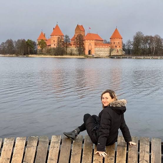 ademyildiz32's tweet photo. TRAKAİ GÖLÜ VE ATATÜRK!

Trakai 7-8 bin nüfusa sahip bir göl köyüdür. Bu yer Litvanya’da bulunmaktadır. Bir şekilde haritada bir kez bakmanızı öneririm. Baktığınızda Türk ve Müslüman dünyasıyla hiç ilgisi olmayan bir coğrafyada olduğunu göreceksiniz.

Bu coğrafyada yaklaşık altı yüz yıldır yaşayan, Musevi inancından olan (Yahudi değil) Karay Türkleri yaşamaktadır.

Büyük Litvanya Kralı Vytautas Kuman soyundan gelen Kırım Türklerine toprak vererek bu bölgeye yerleştirmiş. Buraya yerleşen Karay halkı o günden bu güne kültürünü, dilini ve kendine has yaşantısını sürdürmeye ve o bölgede asırlarca yaşamaya devam etmişlerdir.

Tarihsel süreçte ne Osmanlı ne de başkalarının bunlardan haberi olmuş. Ufak bir topluluk, uzak bir coğrafya... Eee, haliyle kimsenin umrunda değiller. Ta ki Prof. Oktay Sinanoğlu 1970'lerde Atom fiziğiyle alakalı bir toplantı için Litvanya'ya gidene kadar!

Toplantı sonrası Sinanoğlu'nun arkadaşı olan Profesör Yutsis, kendisini ilgisini çeker diye Trakai'ye götürüyor. Harika bir yer ve tarihi binalar... Sinanoğlu hayran kalıyor oraya. Orada köyün ihtiyar meclisinin başı olan aksakallı bir adamla tanışır ve köy hakkında konuşmaya başlarlar. Uzun uzun konuşurlar; hem de Türkçe!

Aksakallı, bakın Sinanoğlu'na neler söylemiş:

"Atatürk'ümüz zamanında Türkiye'den O'nun gönderdiği elçiler gelir; bize Türkçe dergiler, kitaplar getirirdi. Atatürk vefat etti, Türkiye'den ses seda kesildi. Size ne oldu?"

Düşünebiliyor musunuz? O kadar savaşları yapacaksın. Bir ülkeyi yeniden yaratacaksın, onu kalkındırmak için hızlı davranıp onca kurumu kuracaksın, 20. asrın gelişmiş medeniyetine bir an evvel ulaşabilmemiz için ileri hamlelerini zamanımızın hız kavramının üstünde yapmak için çaba sarfedeceksin ve bir de dünyanın neresinde olursa olsun, ırkını yalnız bırakmamak için onlara da ulaşacaksın!

Bir an insanın içinden "Yok be!" demesi geliyor değil mi? İşte onun için Mustafa Kemal Atatürk oluyor! Onun için yüz yılın lideri oluyor!Onun için savaştığımız düşmanlar bile ona hayran oluyor! Onun için önünde saygıyla eğiliyorlar! Onun için dünyaya Kurtuluş Savaşı örnek oluyor!

İçimden şunları haykırmak geçiyor: "Atatürk ölünce, Türkler uyudu. Atatürk ölünce, Türk ırkı kendini unuttu. Atatürk ölünce, devşirmeler türedi. Atatürk ölünce, ülke hızla geriye gitmeye başladı. Atatürk ölünce, halk uyumayı seçti ve hala uyuyor!"

Şunu bir kez daha anladım ki Atatürk üstün zekası ve enerjisiyle Türk'ü ve Türklüğü en yüksek yere çıkarmayı kendine görev edinmiş, Türk'e ve Türklüğe aşık bir insandı!

Prof.Dr.Oktay SİNANOĞLU