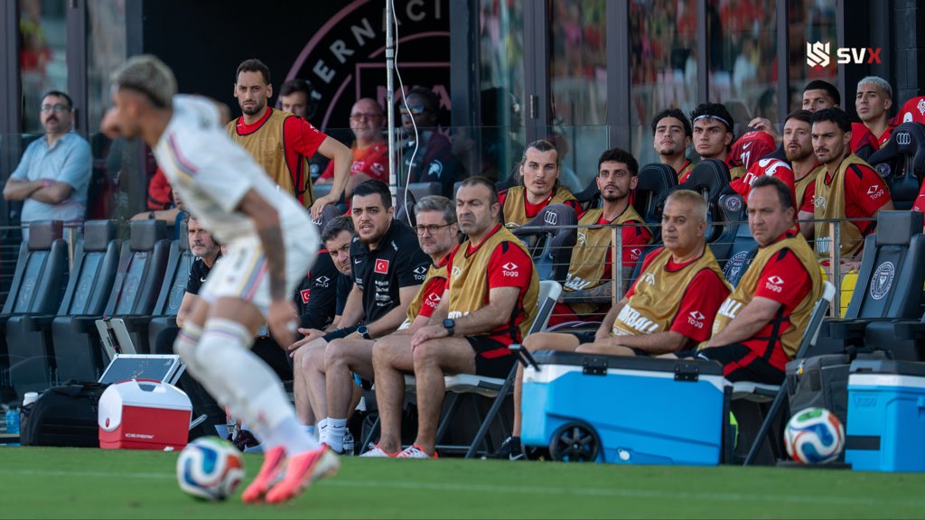 SOLOVENEX_'s tweet photo. La reacción del banco turco ante uno de los destellos ofensivos de Gleiker Mendoza. 👀🇻🇪

El #7 la lleva, todos miran. 𝗟𝗔 𝗙𝗢𝗧𝗢. 

📸 • / @luiscah__ x SVX / 

#AmistosoInternacional https://t.co/kSyk1cYZbW