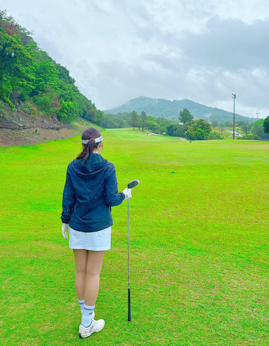 KeepmyswaggerXP's tweet photo. 小学校一緒やった6人で
ゴルフ行ってきた😆⛳️🔥
1人だけ15年振りの再会😳🎉
女の子がランクル乗って登場!!渋すぎ🤩
次は冬頃かな☺️💖楽しみ🥰
雨ヤバすぎて動画撮れんかった🤣
サプライズで誕プレに名前入りの
ゴルフボールもらっちゃった😭🩷
焼肉🥩🔥食べて解散🤩🤌 https://t.co/WfIhecdaLG