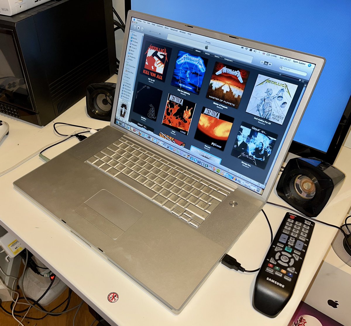 SamGate360's tweet photo. 2004 17" #PowerBookG4 on #MacOS #Tiger. Peak #Apple.
#powerbook #macbook #macbookpro #macbookair #macOS #OSX #2000s #tech #retro #vintage #retrocollector #computer #retrocomputer #vintagecomputer #mid2000s #developer #stevejobs #timcook #timapple #metallica #music #applemusic https://t.co/mr7MRRv98H