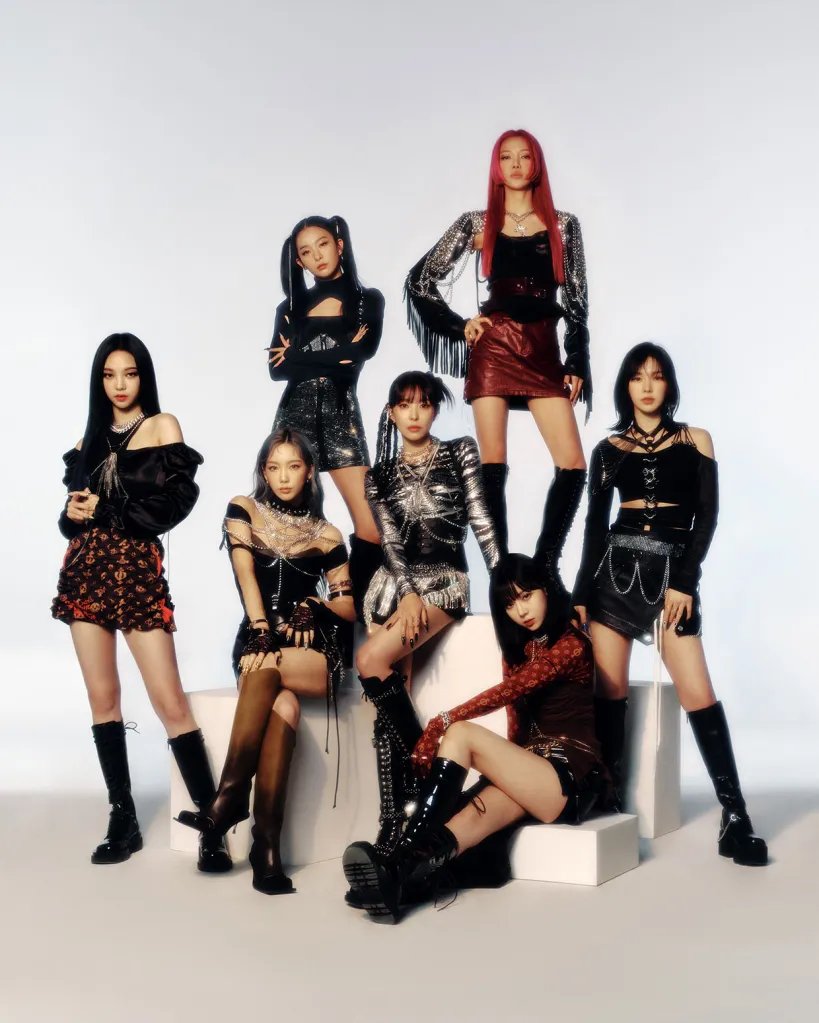 pannchoa's tweet photo. HYBE accused of copying SM's Got the Beat by introducing Iconic by Mistake, a collab between LE SSERAFIM, ILLIT and KATSEYE
https://t.co/2plvcWsNzV https://t.co/03GbdtOuDi