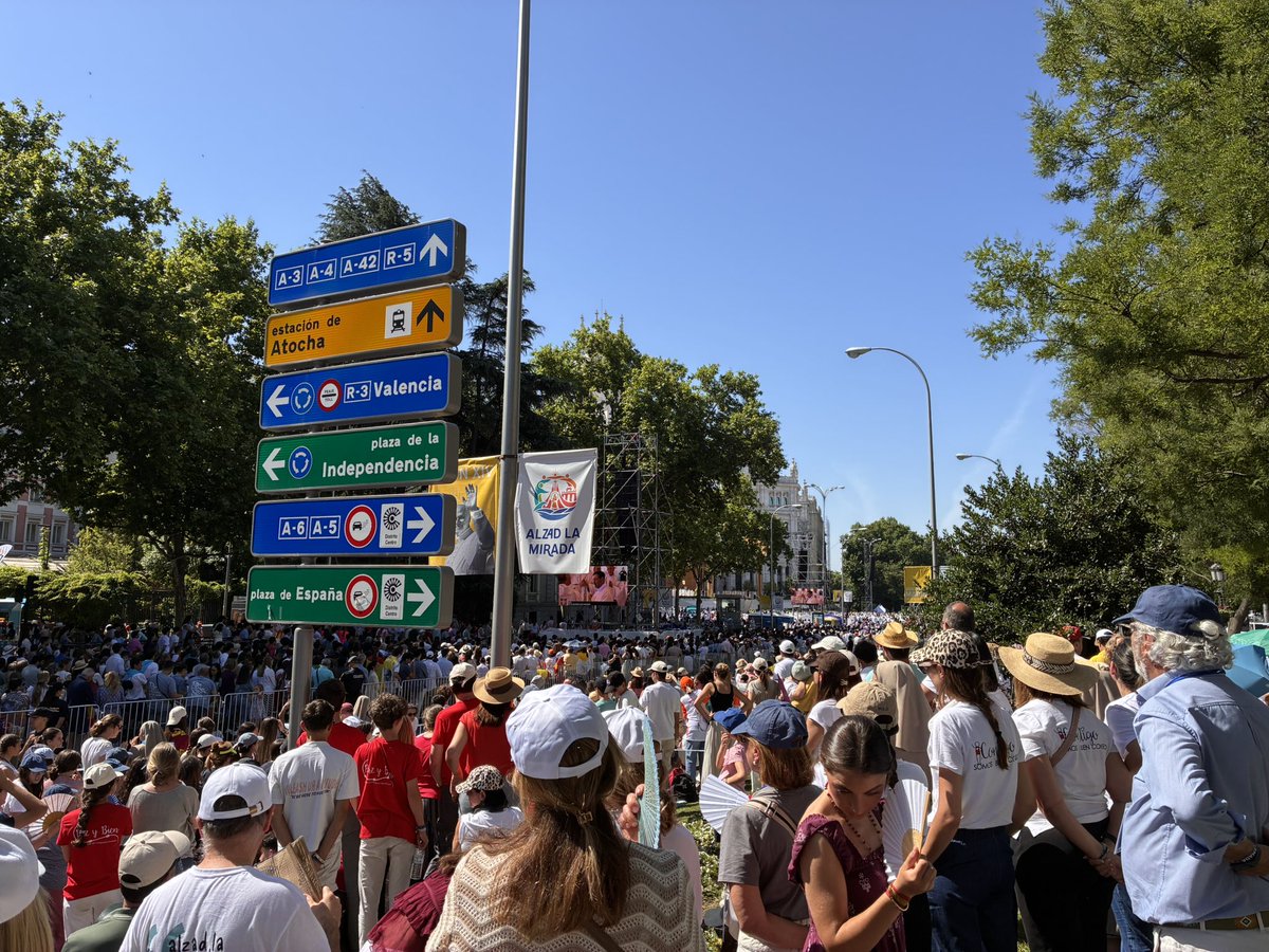 Fergaratecoro's tweet photo. Gracias Leon XIV por visitarnos. 
Gran fiesta del Corpus Christi! https://t.co/zA0Hy5XHQb