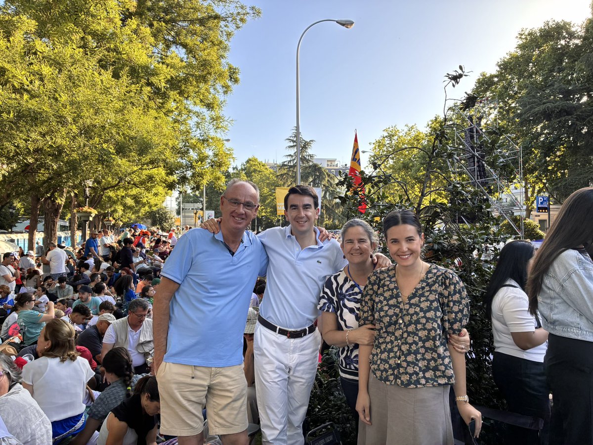 Fergaratecoro's tweet photo. Gracias Leon XIV por visitarnos. 
Gran fiesta del Corpus Christi! https://t.co/zA0Hy5XHQb
