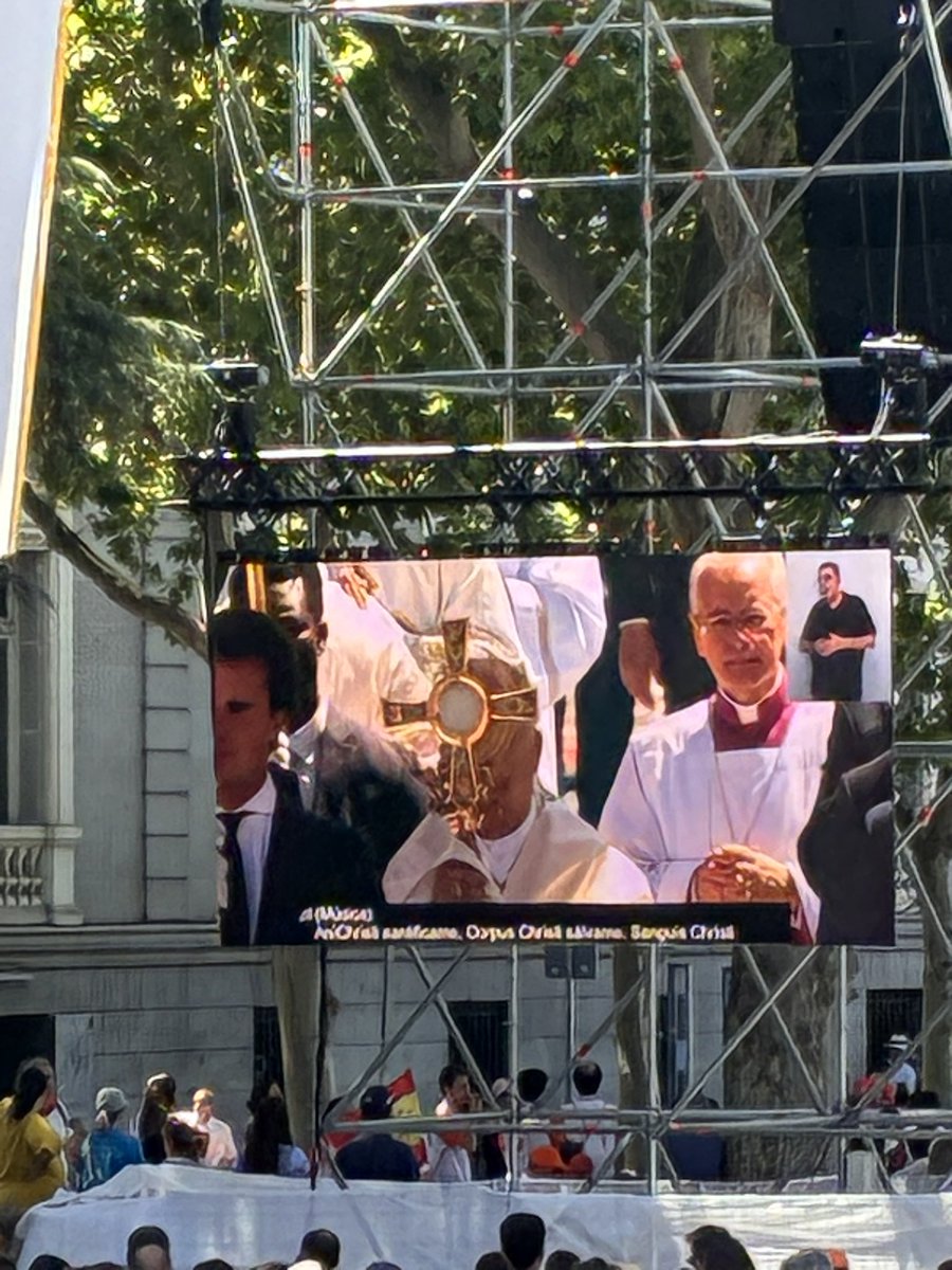 Fergaratecoro's tweet photo. Gracias Leon XIV por visitarnos. 
Gran fiesta del Corpus Christi! https://t.co/zA0Hy5XHQb