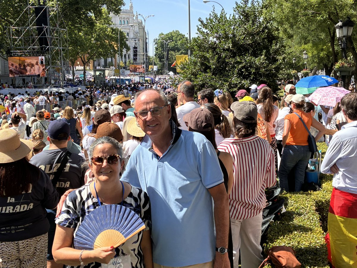 Fergaratecoro's tweet photo. Gracias Leon XIV por visitarnos. 
Gran fiesta del Corpus Christi! https://t.co/zA0Hy5XHQb