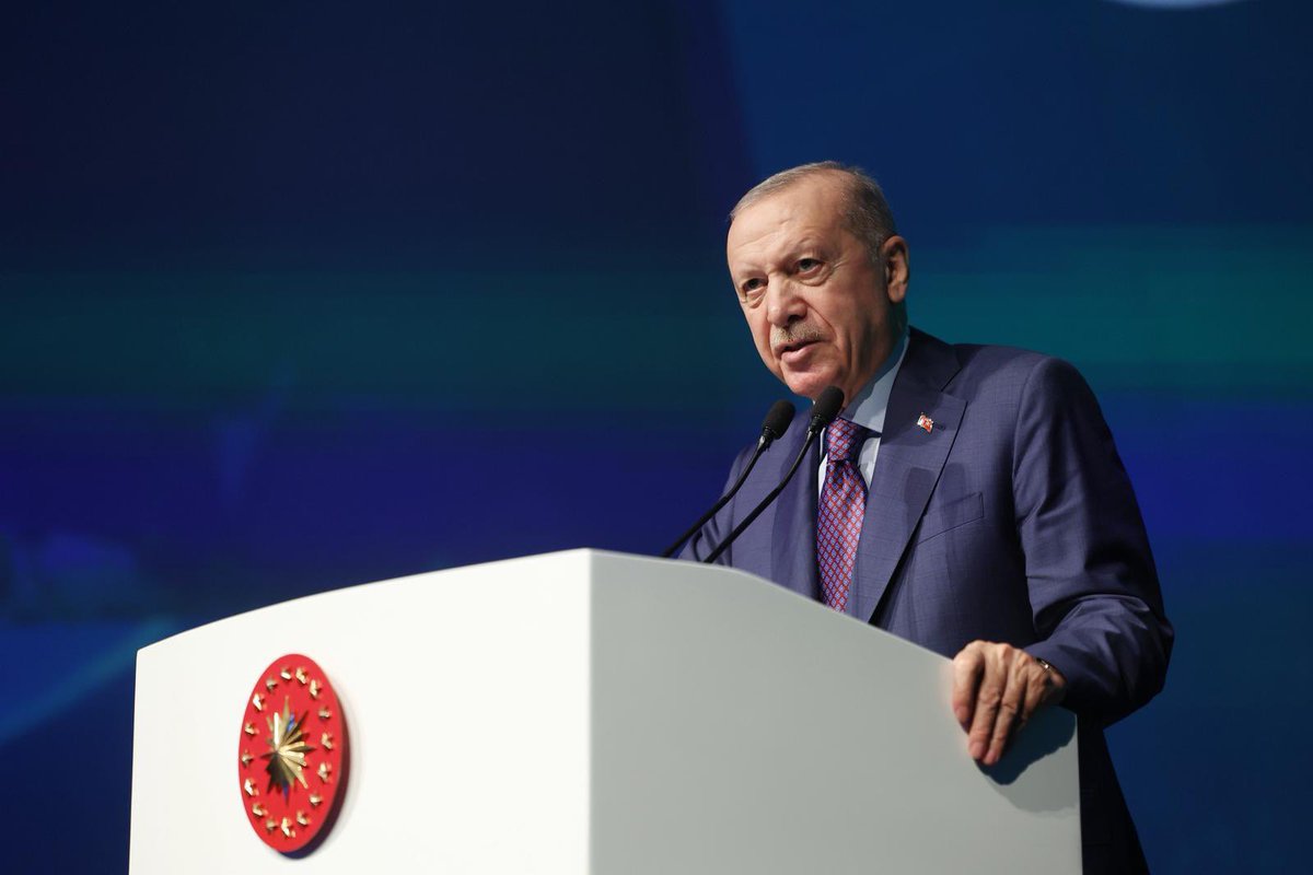 tugbaisikercan's tweet photo. 📍Sıfır Atık Forumu

Cumhurbaşkanımız Sayın @RTErdogan ve Sıfır Atık hareketini küresel bir insanlık davasına dönüştüren Saygıdeğer @EmineErdogan Hanımefendi’nin teşrifleriyle gerçekleşen Sıfır Atık Forumu Gala Yemeği’ne katıldık.

"Antalya’ya Giden Yol: İklim Eylemi Olarak Sıfır Atık" vizyonuyla taçlanan bu tarihi buluşma, Kasım ayında ev sahipliği yapacağımız COP31 öncesi dünyaya çok güçlü bir ortak irade beyan etmiştir. 

Bizler de AK Parti Kadın Kolları olarak, liderlerimizin çizdiği bu küresel vizyon doğrultusunda döngüsel ekonomiden kaynak verimliliğine uzanan bu yeşil yürüyüşe kadınların bilgeliği, emeği ve sarsılmaz teşkilat gücüyle öncülük etmeye kararlılıkla devam edeceğiz.