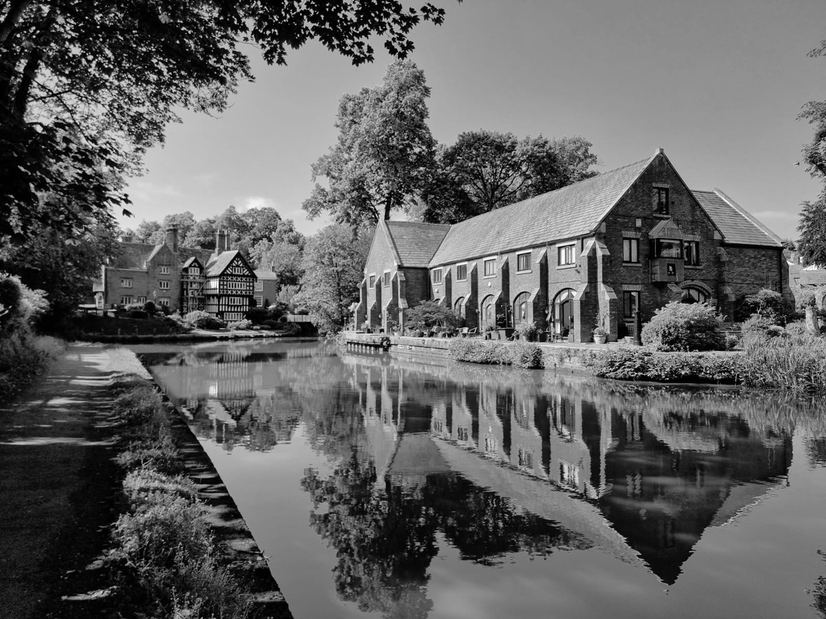 SuzyMakin's tweet photo. @Sam_Alexandra23 #blackandwhite  #buildings  #architecture 
Hey Stephanie 👋  these are the best I've got as I rarely photograph buildings.  Yours are incredible.  Well done.   😀 https://t.co/36DoRZVdgB