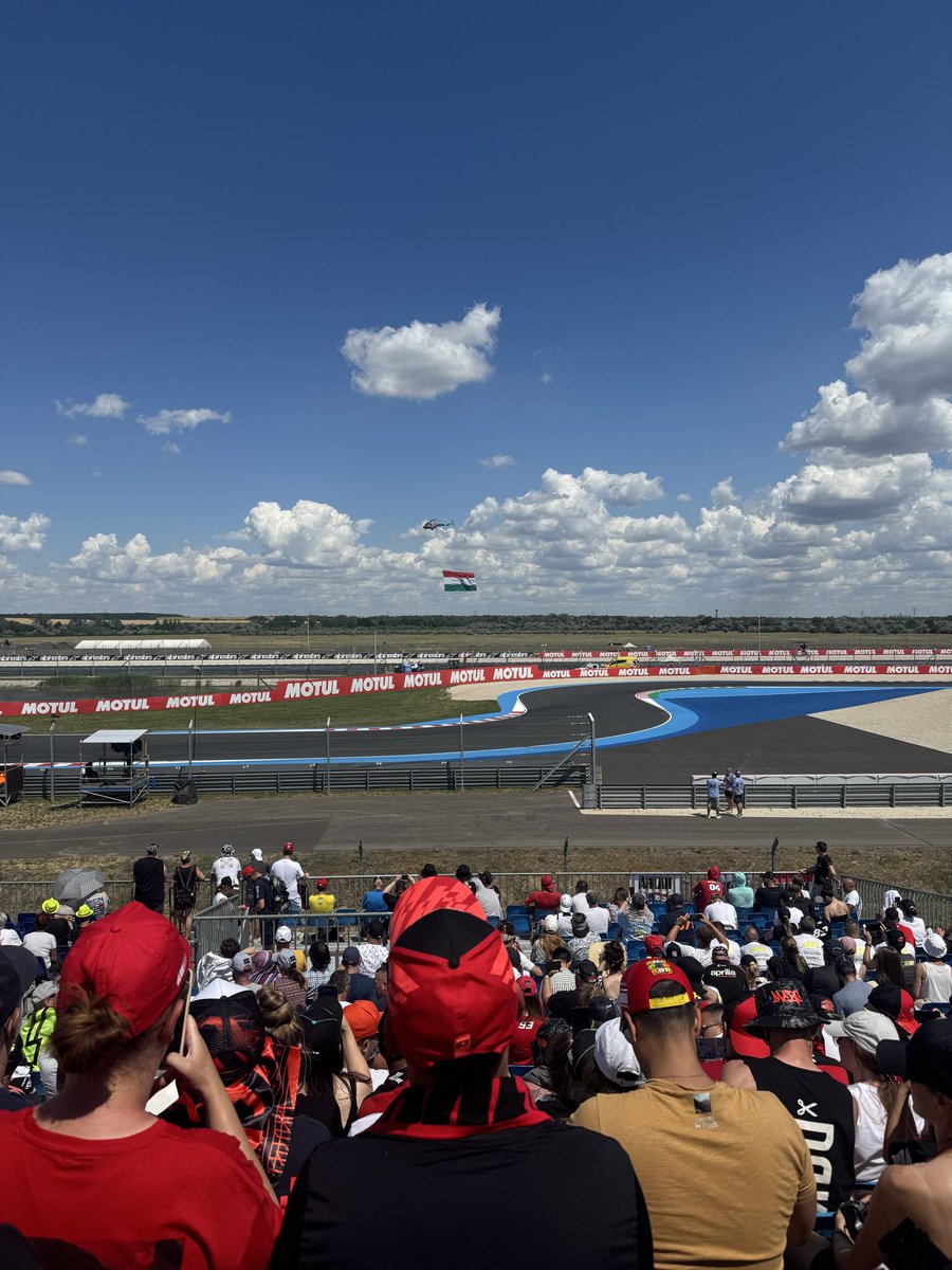 timii06's tweet photo. Nagyobb élmény volt, mint amit vártam. Ráadásul Bagnaia, Marquez és Acosta szurkolóként mindhárman elégedetten zártuk a versenyt. #MotoGP #Balaton https://t.co/oF8phW7ExG
