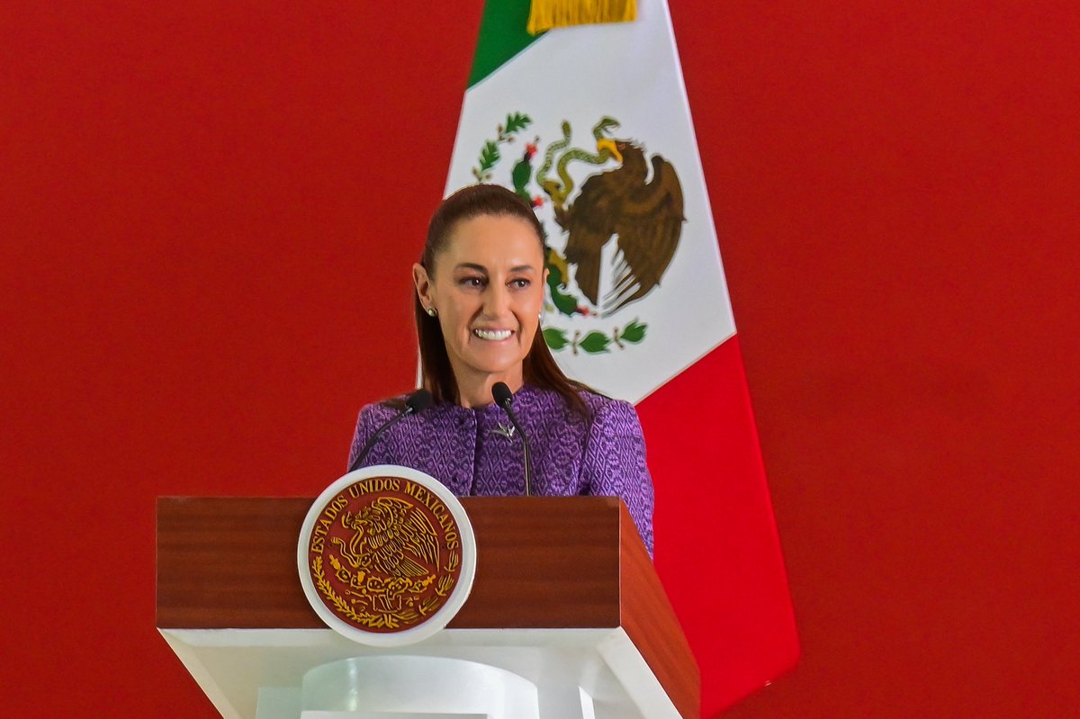 delfinagomeza's tweet photo. ¡Excelente domingo! Esta mañana acompañé a nuestra querida Presidenta @Claudiashein al lanzamiento de Olinia, el primer vehículo eléctrico mexicano, abriendo un nuevo capítulo en la transformación del país.
Olinia está diseñado para la movilidad urbana y como medio de transporte público y contará con puntos de carga en el #EdoMex.
Muchas gracias, Presidenta, por siempre tener presente en su corazón al Estado de México.
#ElPoderDeServir