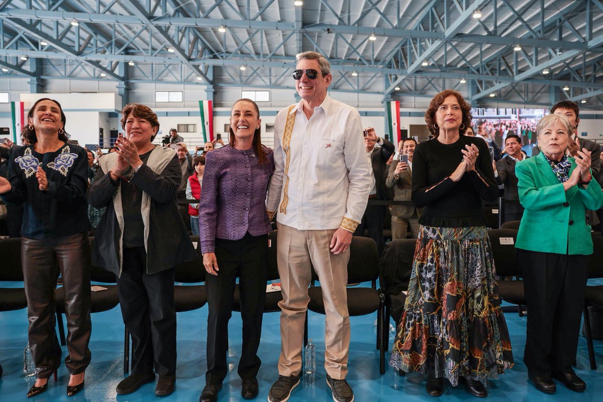 delfinagomeza's tweet photo. ¡Excelente domingo! Esta mañana acompañé a nuestra querida Presidenta @Claudiashein al lanzamiento de Olinia, el primer vehículo eléctrico mexicano, abriendo un nuevo capítulo en la transformación del país.
Olinia está diseñado para la movilidad urbana y como medio de transporte público y contará con puntos de carga en el #EdoMex.
Muchas gracias, Presidenta, por siempre tener presente en su corazón al Estado de México.
#ElPoderDeServir