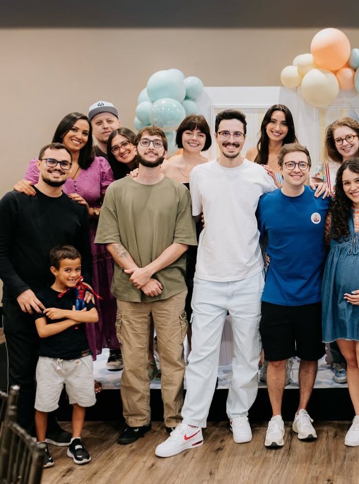 kuroogf's tweet photo. gente, o galaxy GIGANTE e o alan e o cap (na outra foto) KKKKKKKKKKKKK a diferença de tamanho https://t.co/eRc0oYFp2J