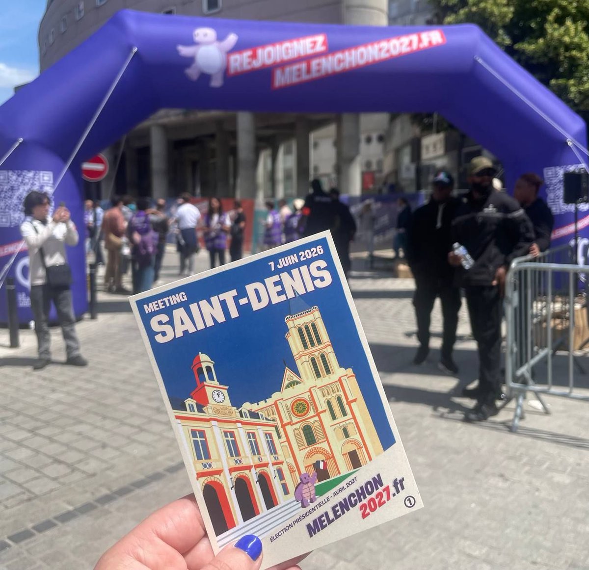 LFIIvry's tweet photo. 26 000 personnes à Saint-Denis pour le meeting de lancement de campagne de Jean-Luc Mélenchon !

Une équipe, un candidat, un programme : la force de l’insoumission jusqu’à la victoire ✨

#Melenchon2027 https://t.co/3grp63REss