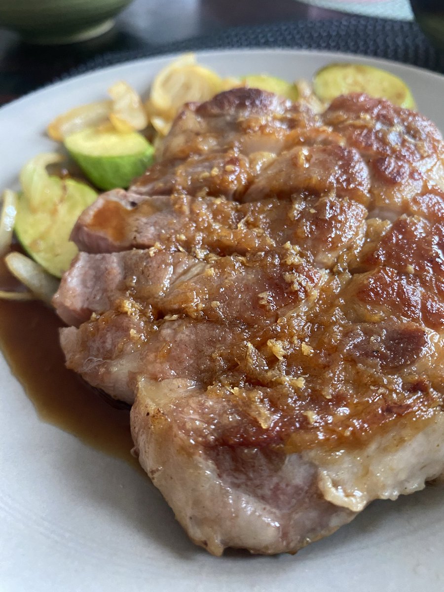 kenichiskitchen's tweet photo. 今夜は厚切りの豚肩ロースでポークソテー🐷
ソースは味醂、醤油、ニンニク、生姜、オイスターソースに豚から出るジュを絡めてリッチな生姜焼きな感じに。
タマネギとズッキーニのスライスをさっと炒めて添えました。 https://t.co/PpeMowu1tJ