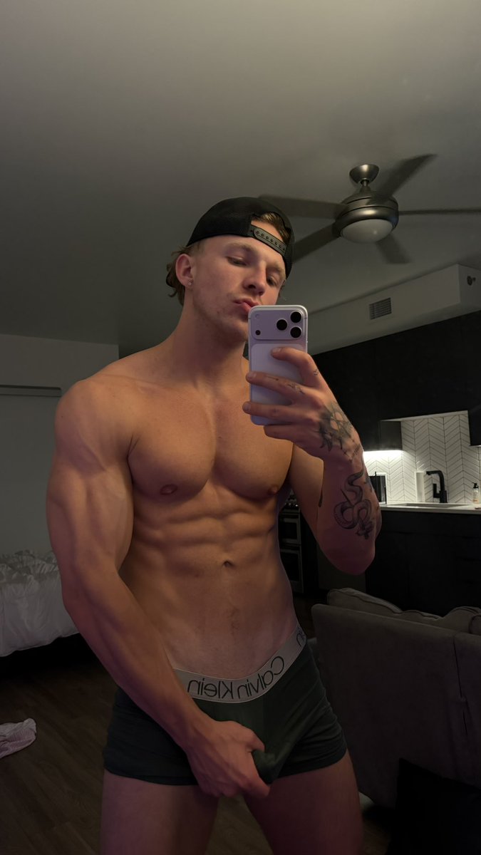 trevshredzz's tweet photo. RT if you like men https://t.co/RladjdgWqe