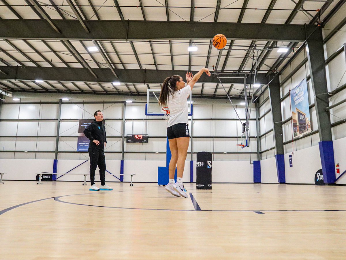 CoachCSpartz's tweet photo. The work nobody sees creates the moments everybody remembers. 🎯

Separation reps. Footwork. Shot-making under pressure.

Game speed shots.
Game speed decisions.
Game speed confidence.

Getting open isn’t luck—it’s repetition, discipline, &amp; choosing growth when nobody’s watching. https://t.co/Vcm8OJpzA3